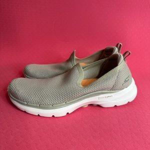 SKECHERS SLIP-ON